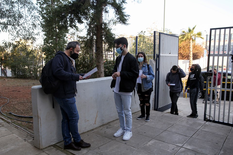 Yunanistan'da liseler, 'kendi testini kendin yap' ile yüz yüze eğitime döndü - 1