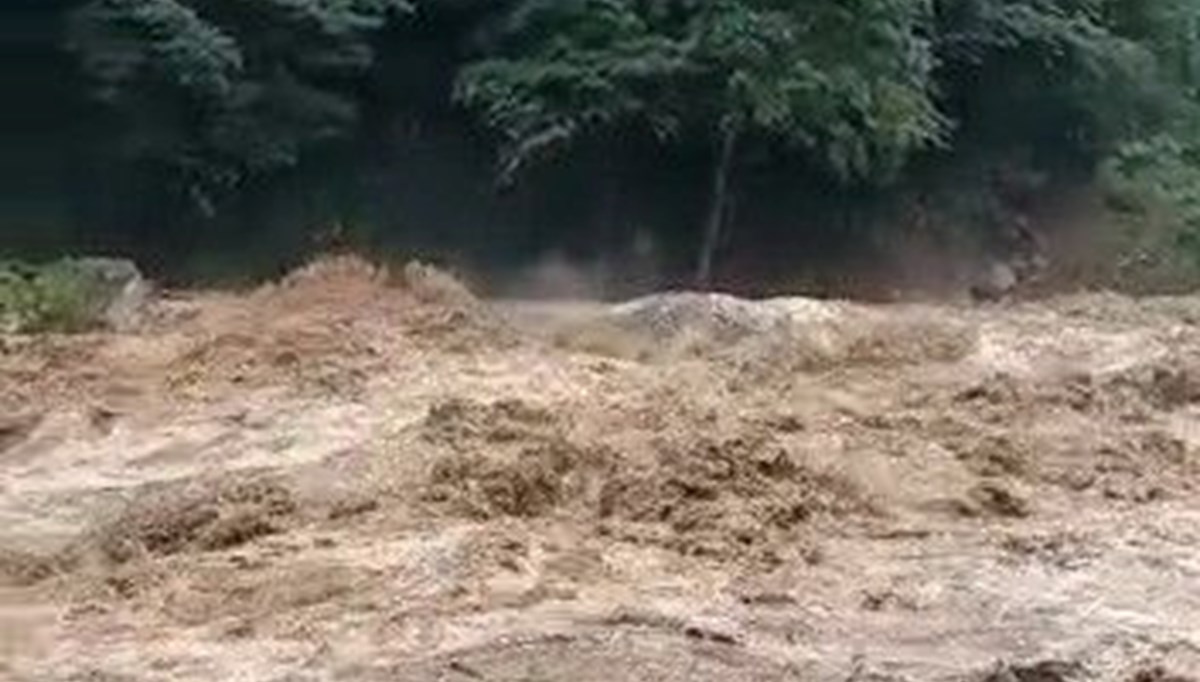 Rize'de sağanak nedeniyle ırmak taştı
