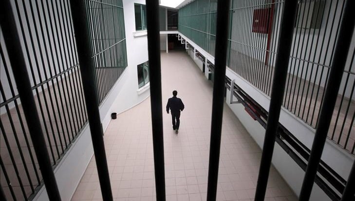 Cezaevinde açık görüşte kızını dövdü