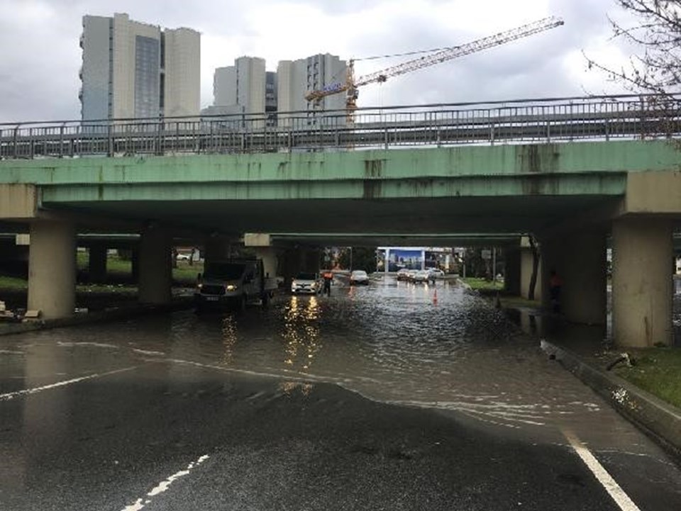 İstanbul'da kuvvetli yağış hayatı olumsuz etkiliyor - 1