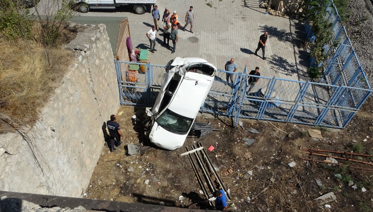 Köprüden uçan araç dik şekilde asılı kaldı Köprüden uçan araç dik şekilde asılı kaldı