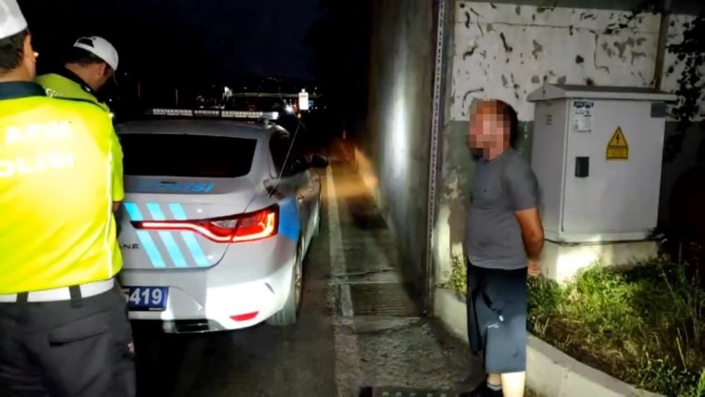 Hatalı park eden sürücü uyandırma çabası | Cama vurdular,
arabayı salladılar, saatler sonra uyandı - 8