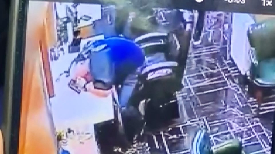 Kardeşini kuaförde ensesinden vurup kaçtı - 2