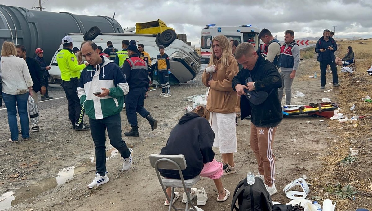 Turistleri taşıyan minibüs takla attı: 18 yaralı Turistleri taşıyan minibüs takla attı: 18 yaralı