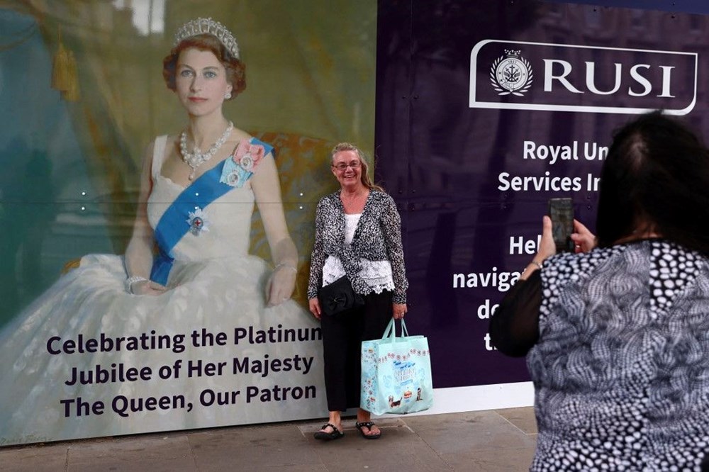 Kraliçe Elizabeth’in tahttaki 70’inci yıldönümü: Londra sokakları fotoğraflar ve bayraklarla donatıldı - 4