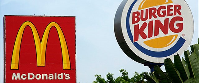 Против макдональдса. Протесты против макдональдса в москве. Макдональдс и бургер кинг конкуренция. Протест против макдональдса. Бургер кинг и макдональдс реклама.