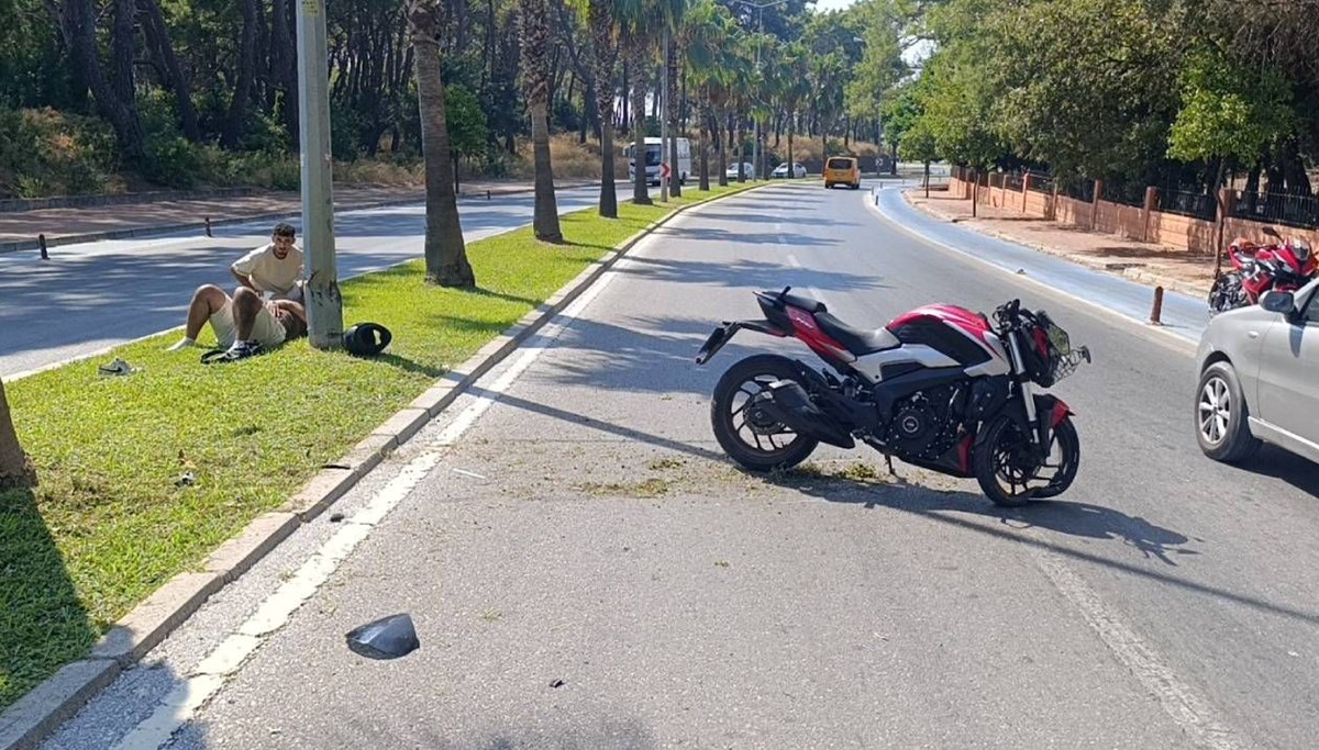Motosiklet palmiye ağacına çarptı Motosiklet palmiye ağacına çarptı