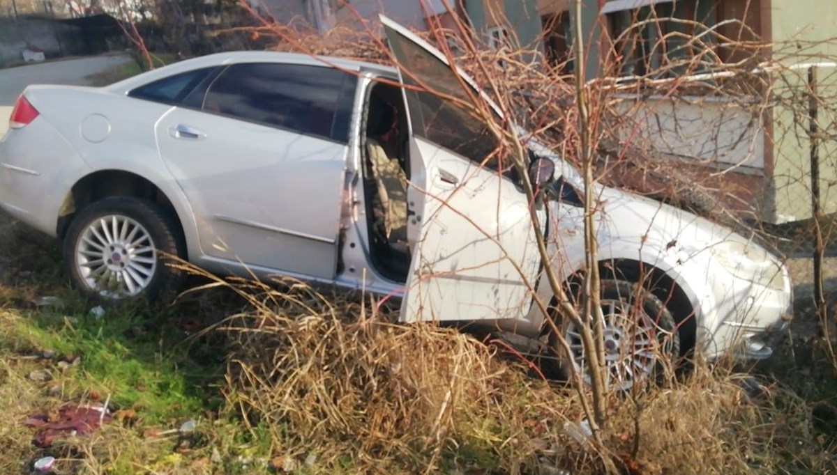 Karabük'te otomobil istinat duvarında asılı kaldı: 1 yaralı Karabük'te otomobil istinat duvarında asılı kaldı: 1 yaralı
