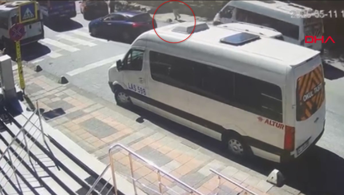 Servis minibüsü yayaların arasına daldı