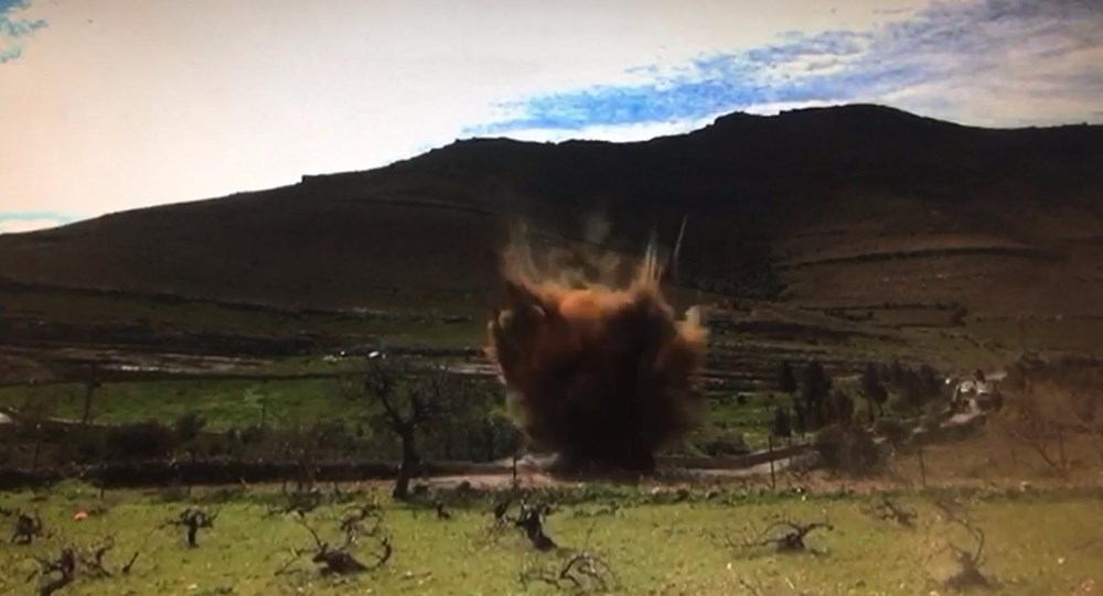 PKK'nın karayoluna tuzakladığı 300 kilo bomba imha edildi - 1