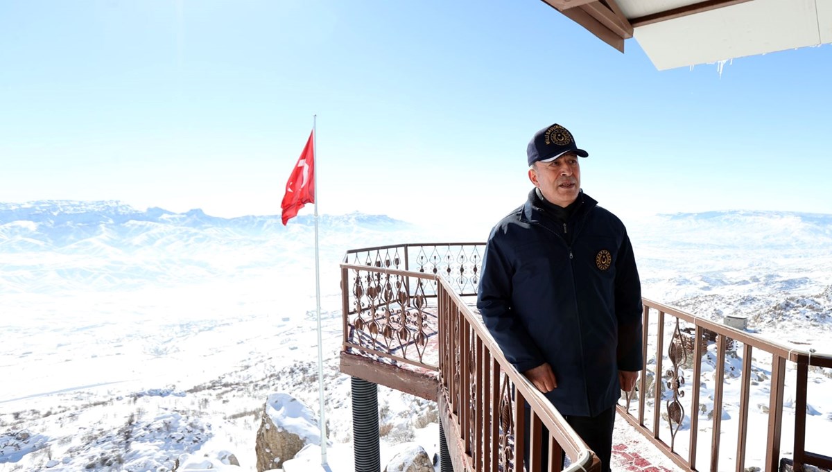 Milli Savunma Bakanı Akar beraberindeki TSK komuta kademesi ile sınırın 