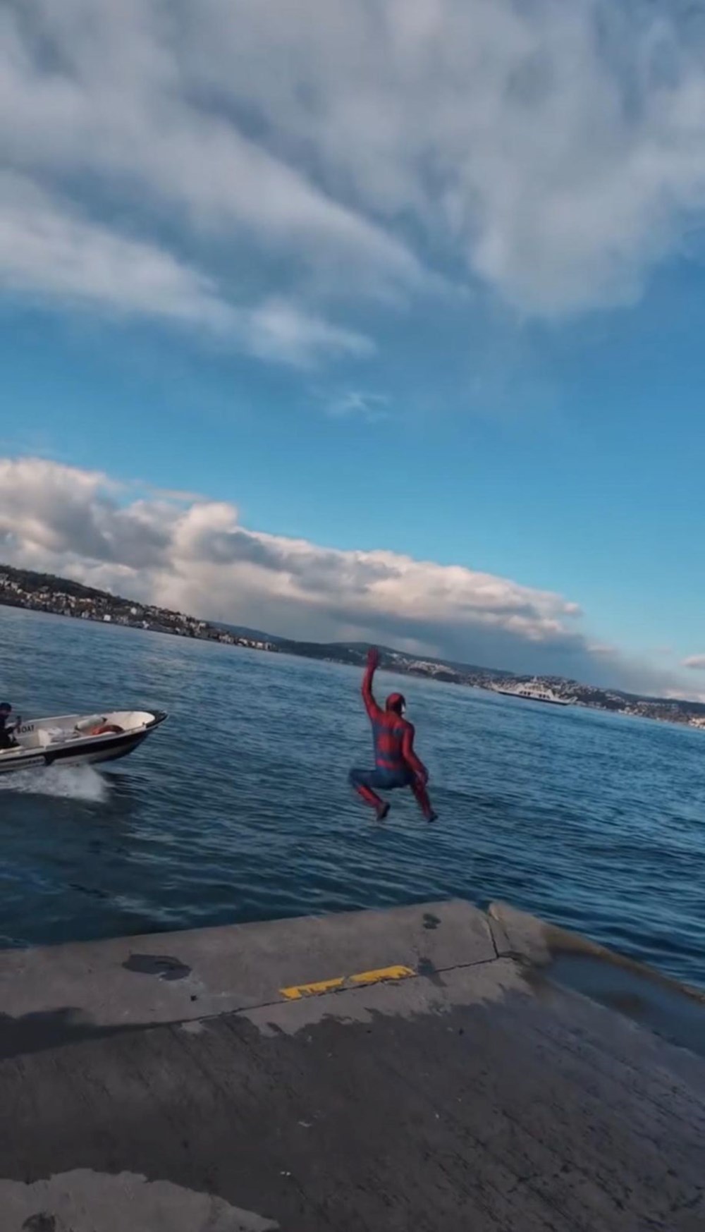 süper kahramanların beşik kıyısında beklenmedik tatili: Batman, sörfüne dalıyor, Spider-Man, scooter'la sokakları arşınlıyor 76 nelNMp67EkWk7v8PEoMoVw