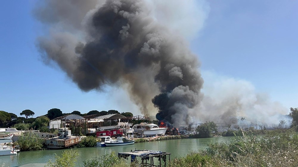 Antalya'da orman yangını | Otluk alanda çıktı teknelere sıçradı - 5