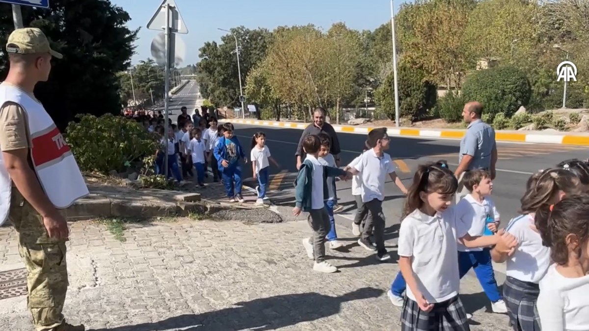 Senaryo gereği okullarından çıkan öğrenciler, daha sonra öğretmenleri eşliğinde güvenli alanlara doğru geçti.