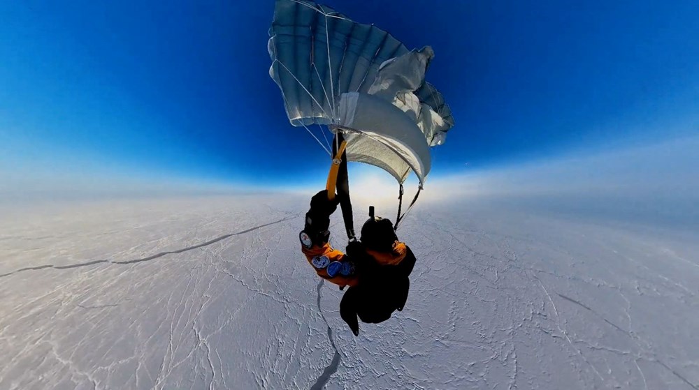 Üç Rus stratosferden Kuzey Kutbu'na paraşütle atladı - 4