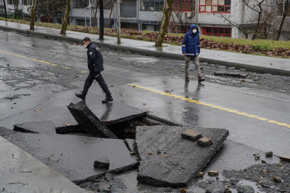 İstanbul'da su borusu patladı, moto kurye açılan çukura düştü - 3
