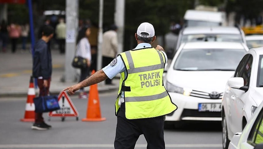 Ümraniye'de motosiklet denetimi: Trafiğe kapalı yola giren sürücülere para cezası