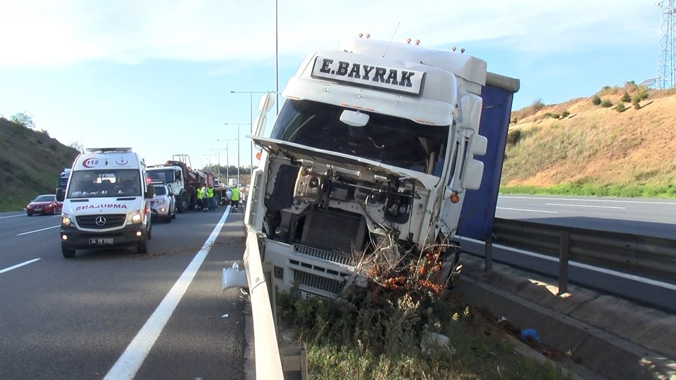 Kuzey Marmara Otoyolu'nda TIR otomobile çarptı: 1 ölü, 4 yaralı - 1