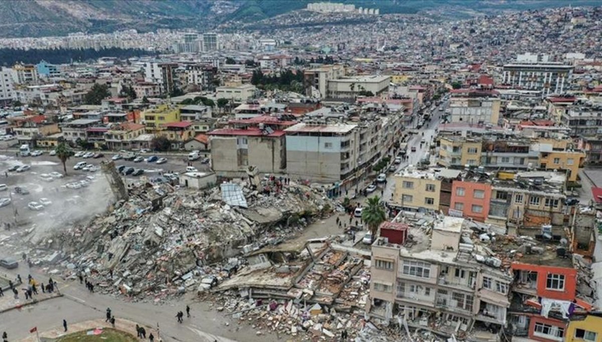 Depremde 12 kişiye mezar olmuştu: Müteahhit yan binayı, şantiye şefi müteahhidi suçladı Depremde 12 kişiye mezar olmuştu: Müteahhit yan binayı, şantiye şefi müteahhidi suçladı