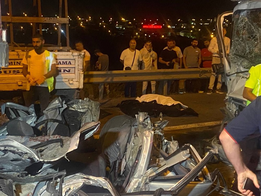 İstanbul TEM Otoyolu'nda feci kaza: 4 çocuk öldü, 4 kişi yaralandı - 2