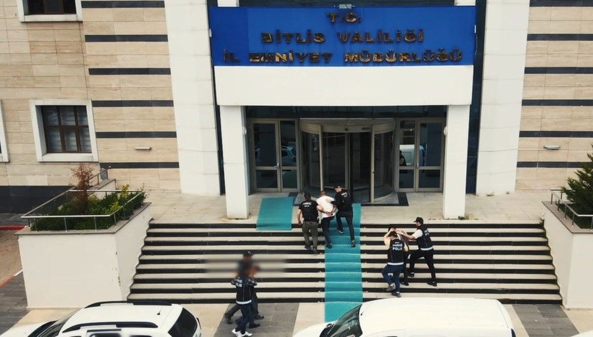 Yedek lastik içinde 4 kilo uyuşturucu madde ele geçirildi Yedek lastik içinde 4 kilo uyuşturucu madde ele geçirildi