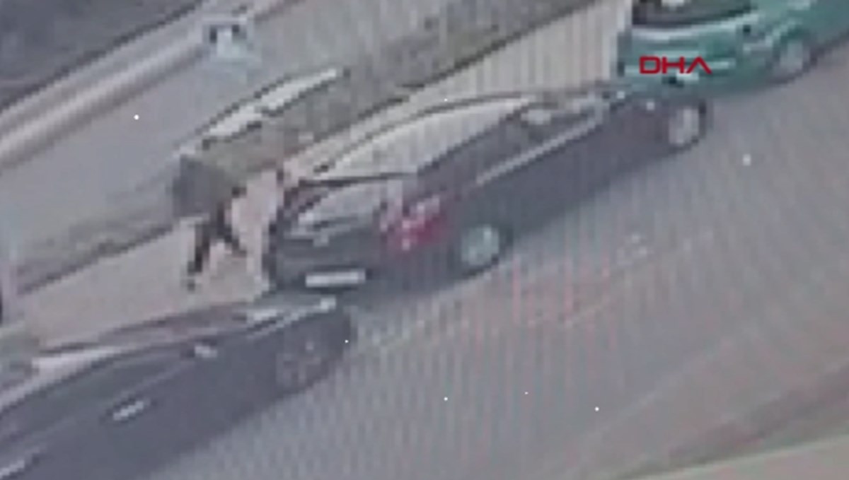 Şişli'de kadının kaldırımda oluşan çukura düşme anı kamerada Şişli'de kadının kaldırımda oluşan çukura düşme anı kamerada