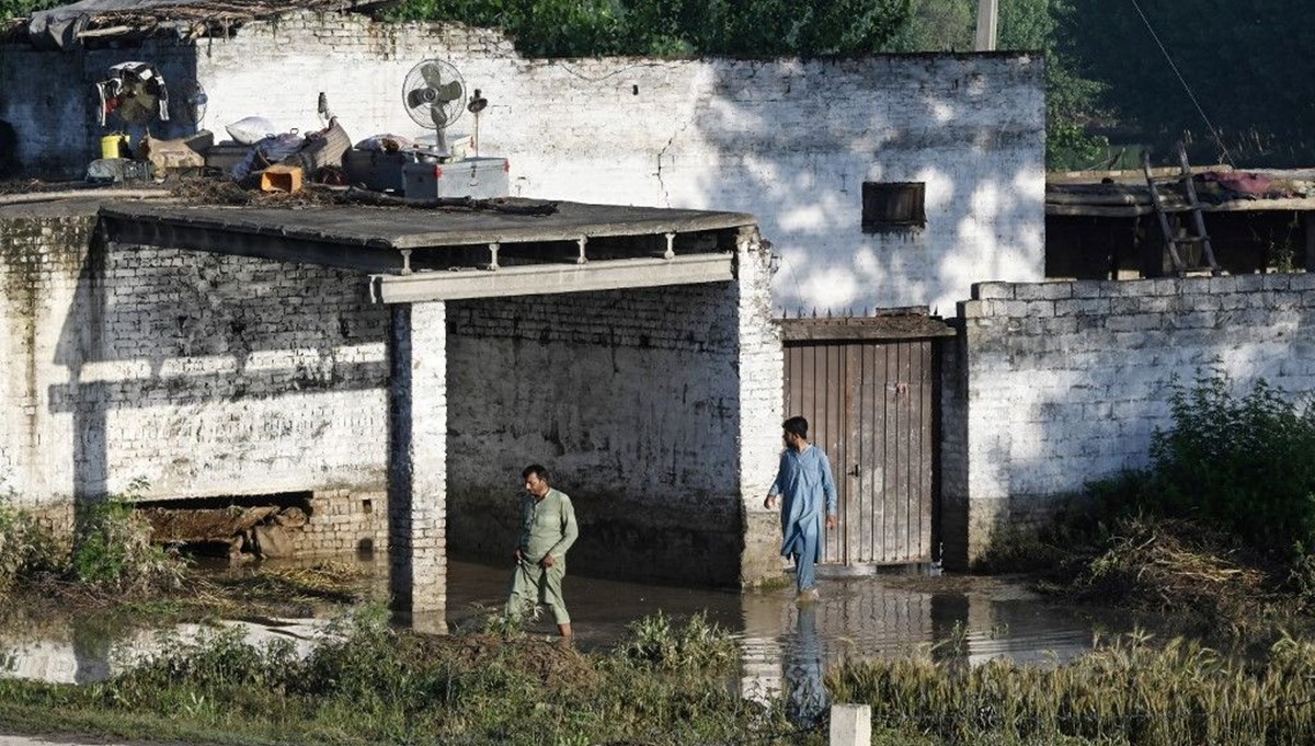 Pakistan'da şiddetli fırtına: 8 ölü, 40 yaralı Pakistan'da şiddetli fırtına: 8 ölü, 40 yaralı