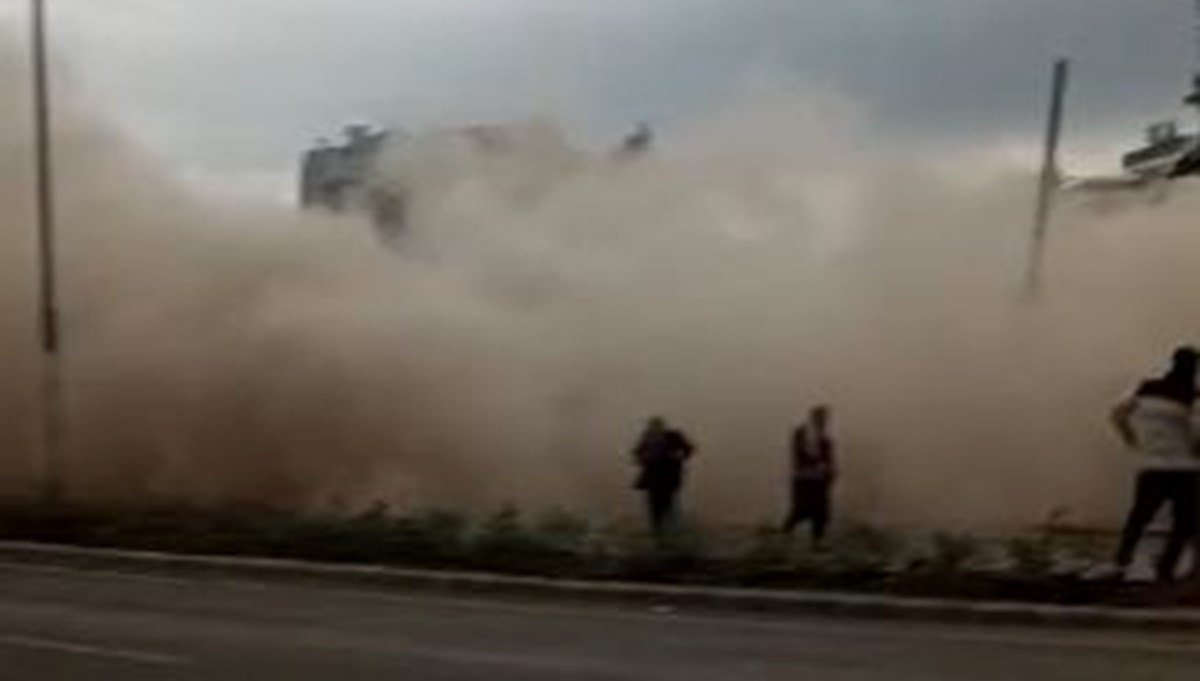 Çürük raporlu bina, yıkım esnasında çöktü (Kepçe operatörü yaralandı) Çürük raporlu bina, yıkım esnasında çöktü (Kepçe operatörü yaralandı)