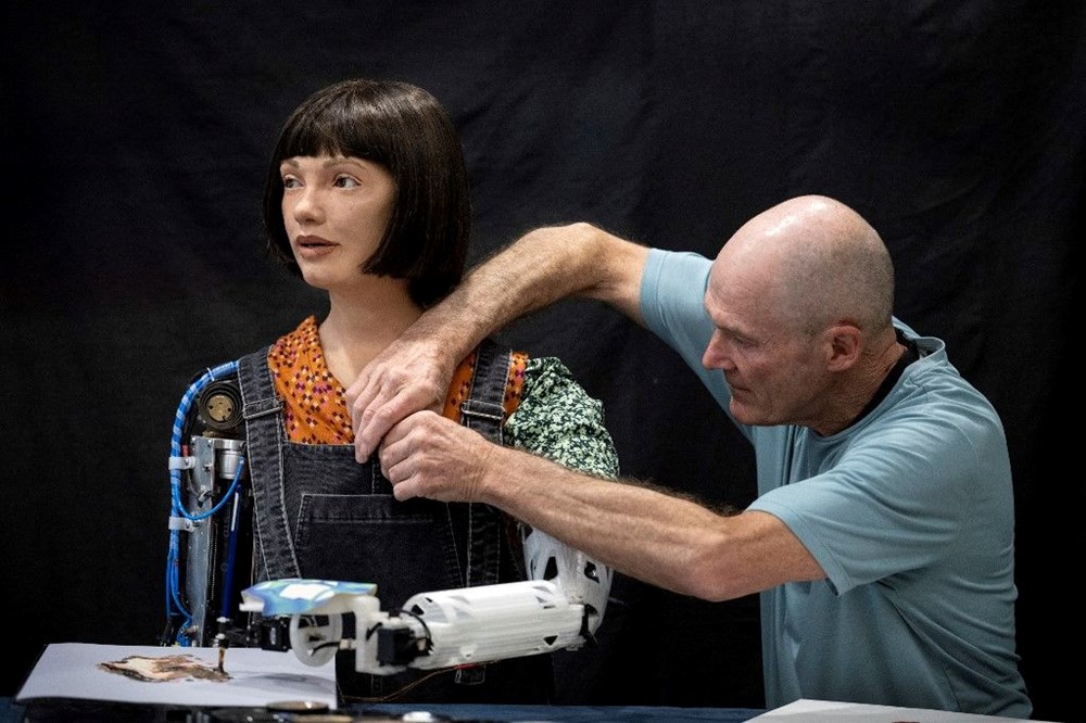 Robot sanatçı Ai Da milletvekillerini dinlerken uyuyakaldı - 5