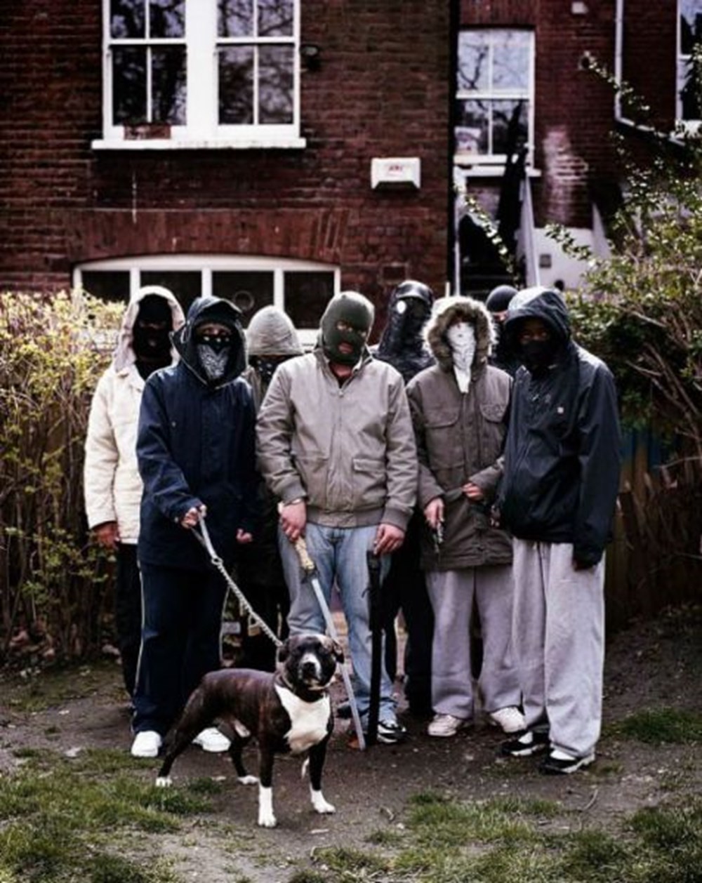 1 бандитизм. Банды в Лондоне гетто. Уличные банды. Гетто бандиты. Уличные гангстеры.