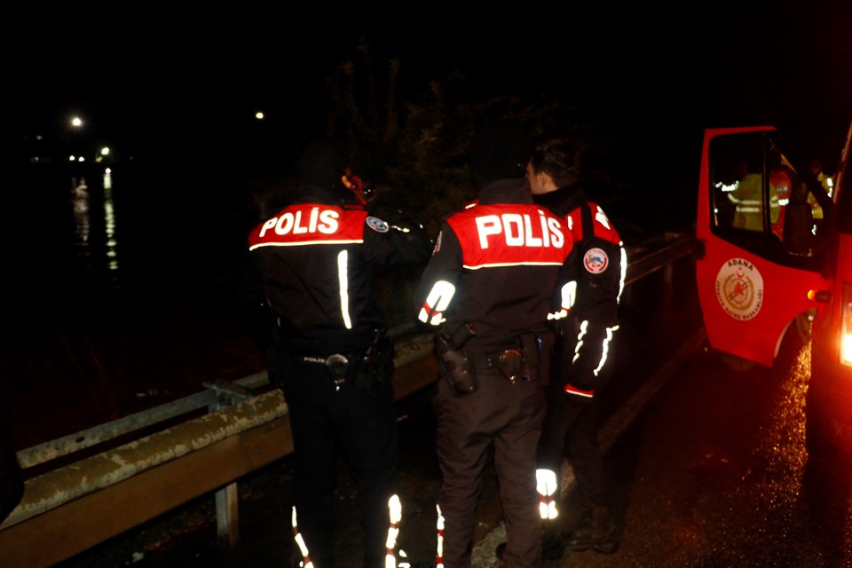 SON DAKİKA HABERİ: Adana'da sele kapılan otomobildeki 4 kişi kurtarıldı - 1
