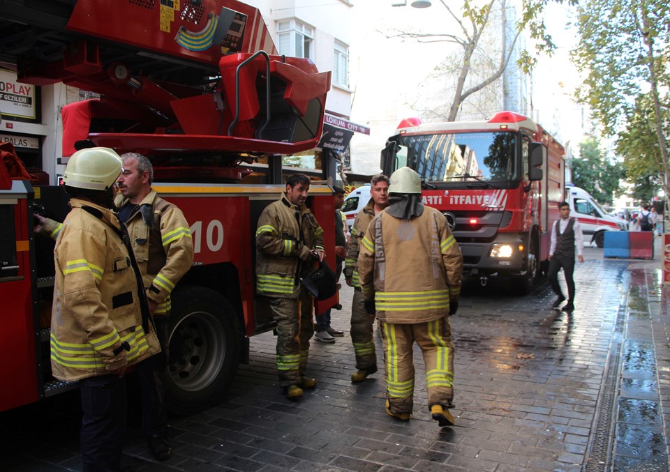 Beyoğlu'da 6 katlı binada yangın paniği - 1