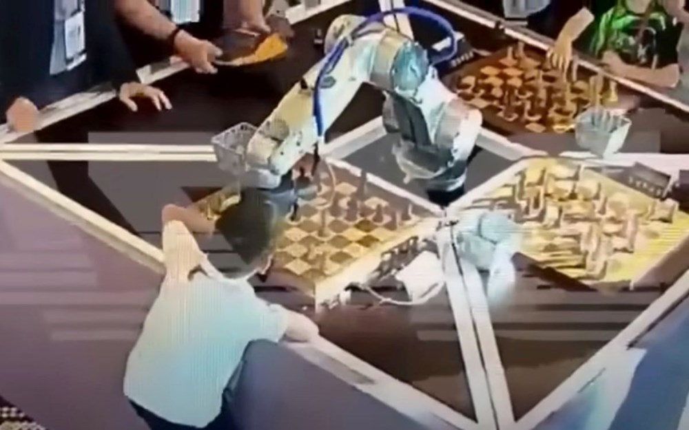 Moskova'da satranç robotu, çocuk rakibinin parmağını kırdı - 2