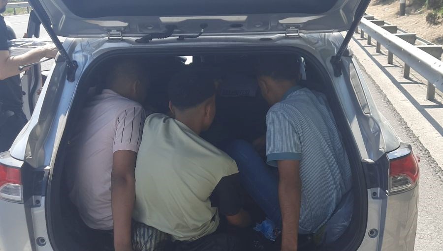 Bagajdan eşya değil, düzensiz göçmen çıktı: 1 tutuklama