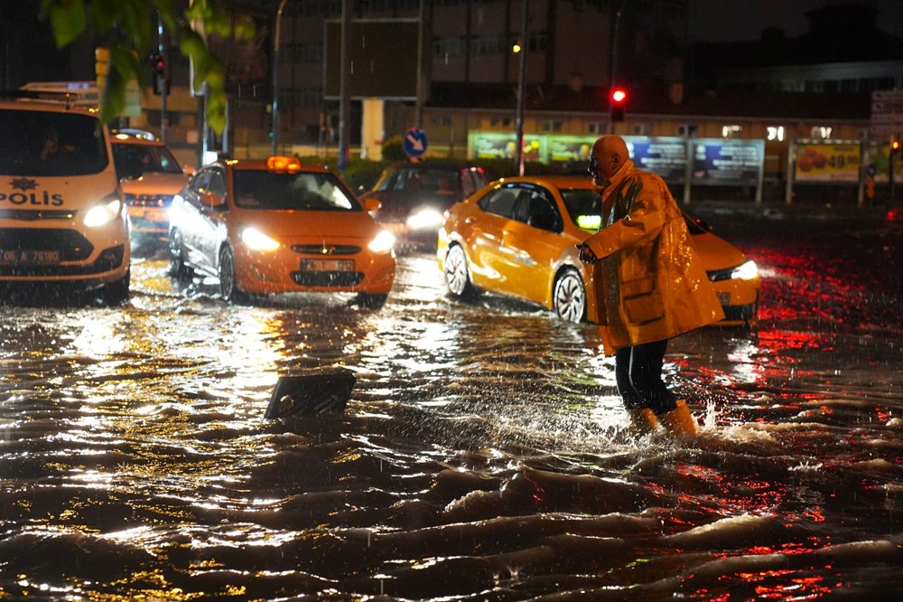 Ankara'da sağanak ve dolu: Araçlar yolda kaldı, ev ve işyerlerini su bastı - 9