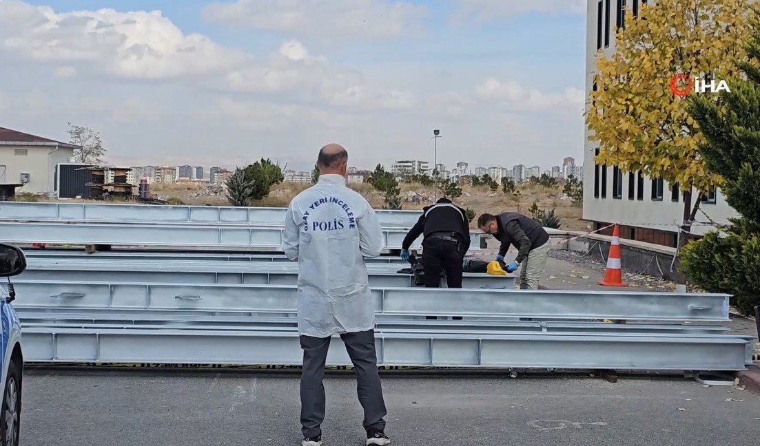 Olay yerinde ölen kadının çantası ve ders kitapları dikkati çekti.