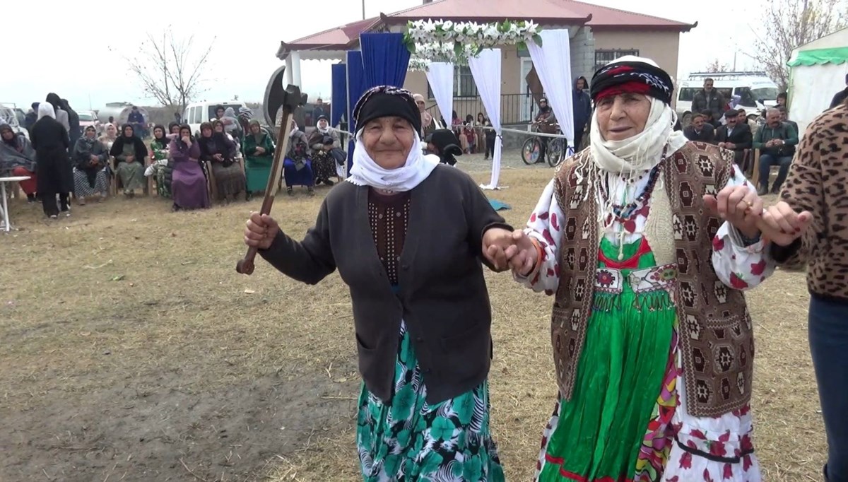 Halay başını kimseye kaptırmak istemeyen teyzeden baltalı önlem Halay başını kimseye kaptırmak istemeyen teyzeden baltalı önlem