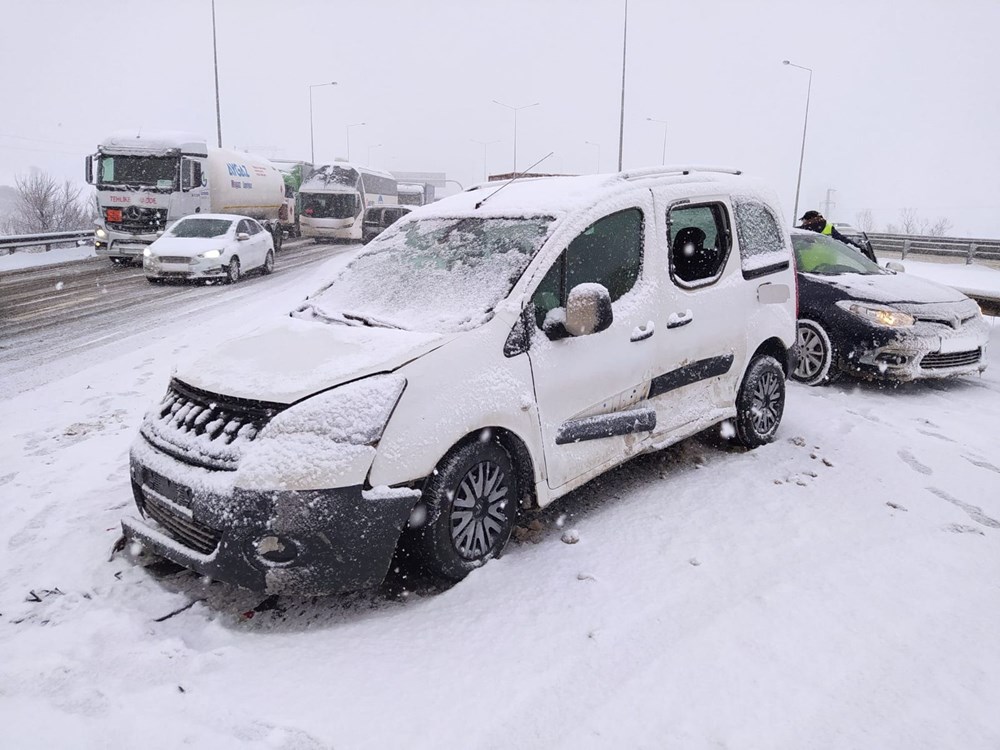 TEM'de kar kazası: Onlarca araç birbirine girdi - 3