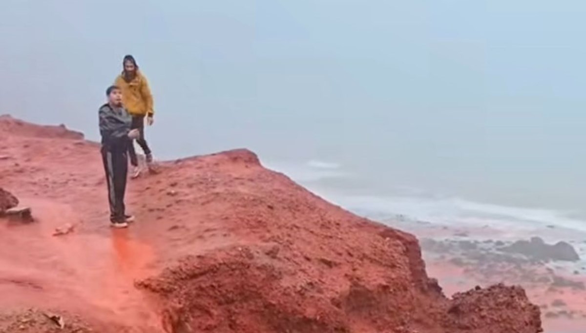 İran'ın 'kanlı' plajı: Yağmur yağdı yer gök kırmızıya büründü! İran'ın 'kanlı' plajı: Yağmur yağdı yer gök kırmızıya büründü!