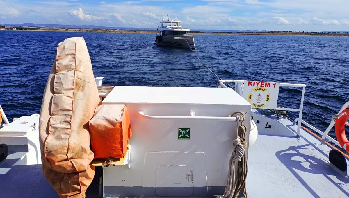 Çanakkale Boğazı'nda sürüklenen tekne kurtarıldı