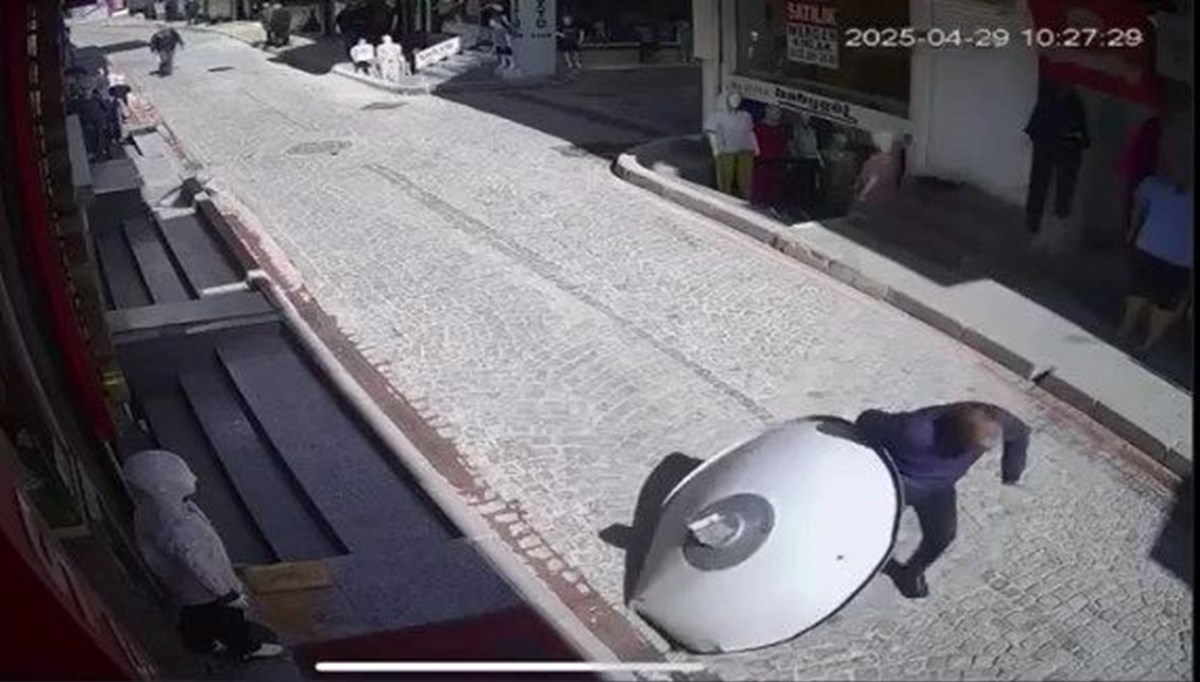 Yolda yürürken üzerine çanak anten düştü Yolda yürürken üzerine çanak anten düştü