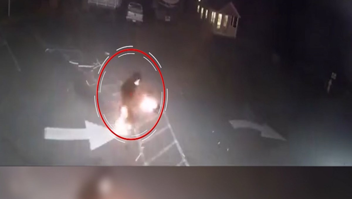 Soyduğu ofisi yakarken kendisi de tutuştu