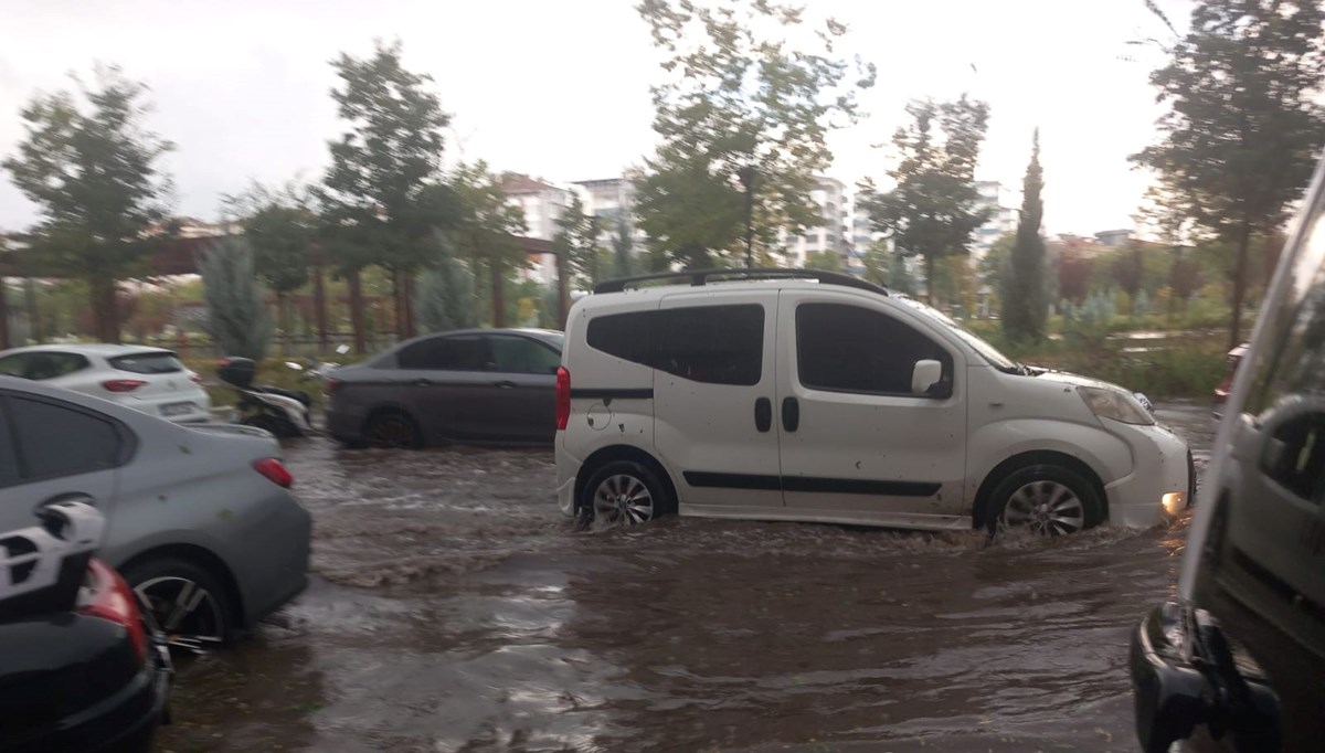 Öğleden sonra aniden bastırdı! Caddeler sular altında kaldı Öğleden sonra aniden bastırdı! Caddeler sular altında kaldı