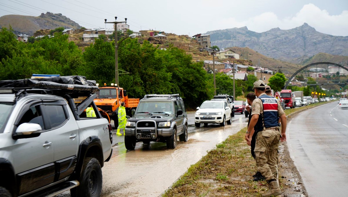 Sağanak yağış sokakları göle çevirdi, 20 dakika aralıksız yağdı