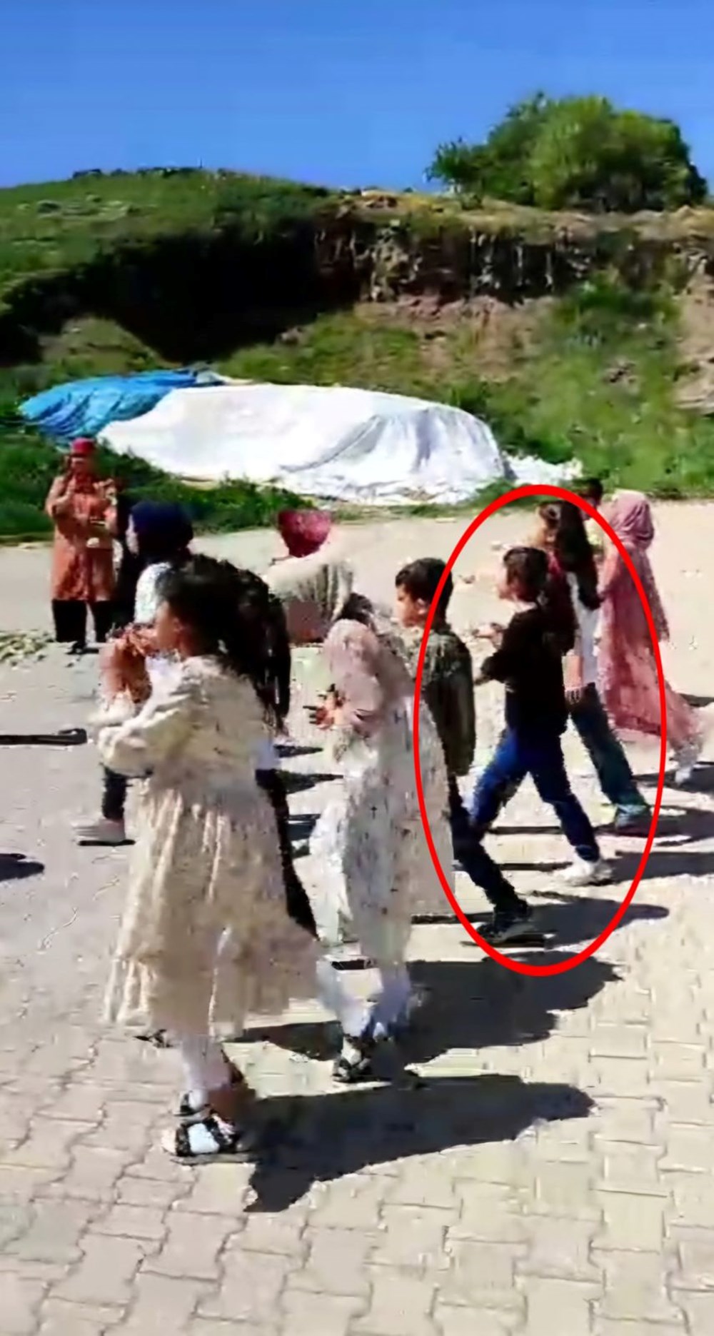 8 yaşındaki Narin kaçırıldı mı? Kaybolmadan önceki son
görüntüsü ortaya çıktı - 17