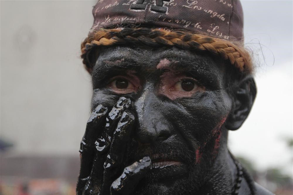 Painted his face. По традиции черный.