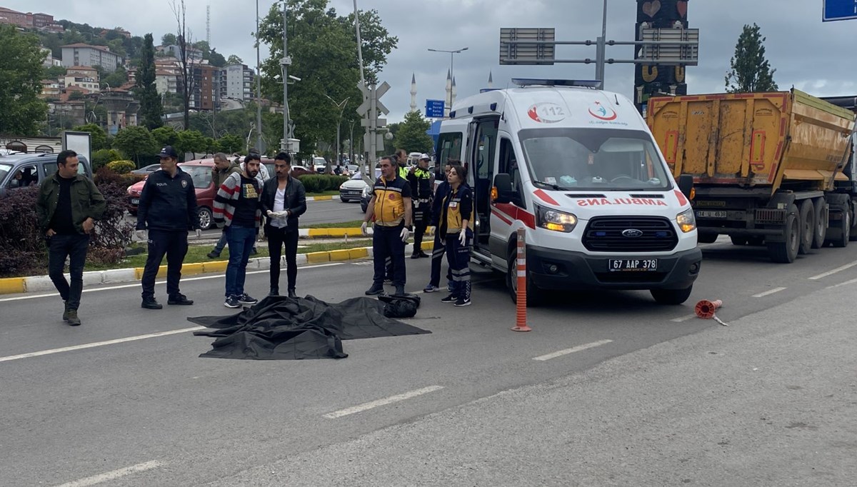 Yaya geçidinde kamyonun çarptığı kadın hayatını kaybetti Yaya geçidinde kamyonun çarptığı kadın hayatını kaybetti