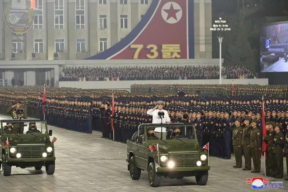 Kuzey Kore'nin askeri geçit töreninde koruyucu kıyafet kullanıldı - 9