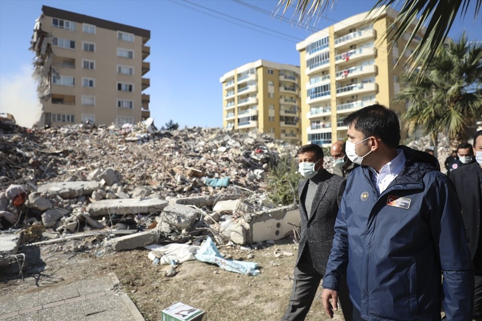 İzmir'de ağır hasarlı 376 bina 'acil' yıkılacak - 1