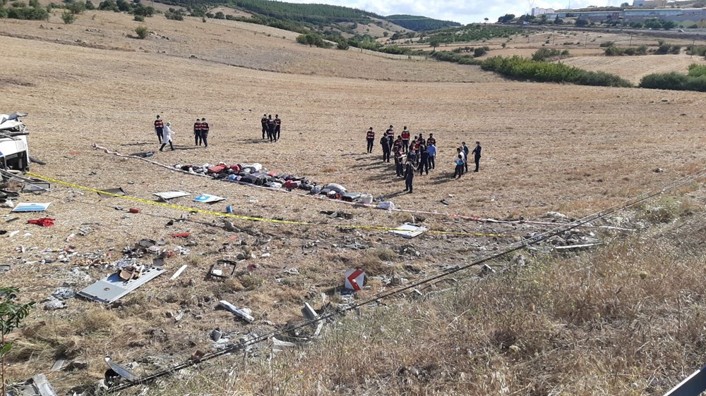 Balıkesir'de yolcu otobüsü devrildi: 15 kişi hayatını kaybetti - 21